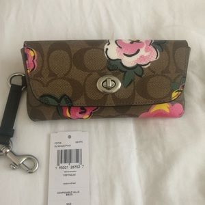 COACH SUNGLASS CASE in SIGNATURE CANVAS